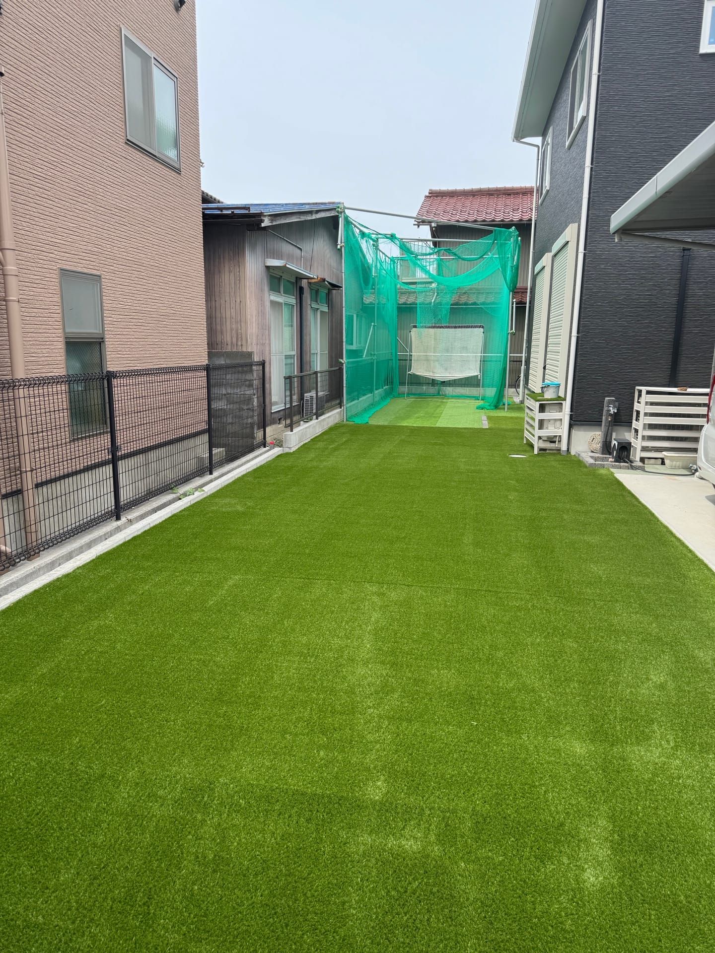 彦根市で施工した人工芝。建物の間の細長いスペースに張った芝生