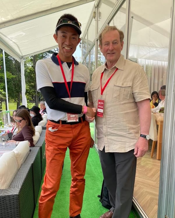 大会会場で、エンダ・ケニー元アイルランド首相と握手を交わすMIWAの代表