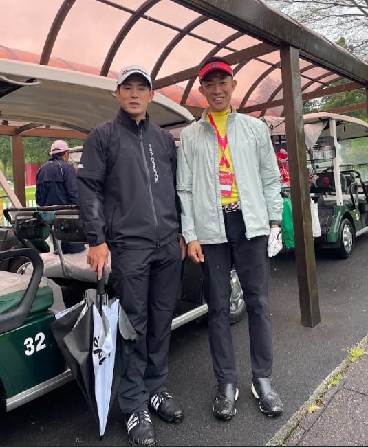 カート乗り場で、中島啓太プロと並んで写るMIWAの代表